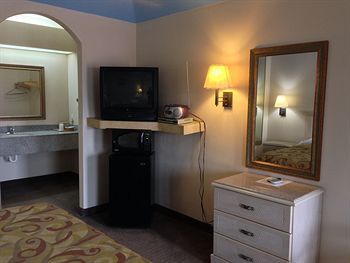 Motel Camelot Inn & Suites Highway 290/northwest Freeway