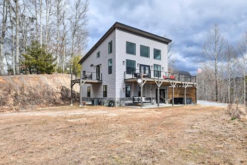 Scenic Hillside Cabin In Sylva With Hot Tub!
