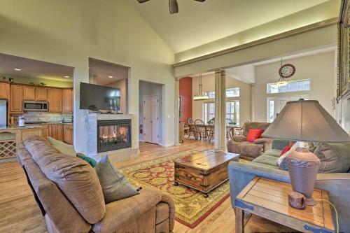 Classy Home With Hot Tub And Mt Jefferson Views!