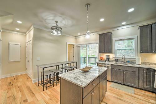 Walk To Downtown! Newly Built Home With Hot Tub
