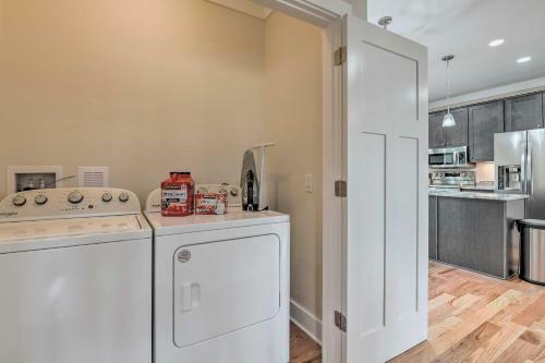 Walk To Downtown! Newly Built Home With Hot Tub
