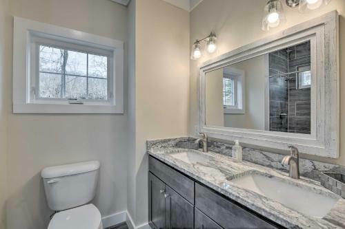 Walk To Downtown! Newly Built Home With Hot Tub