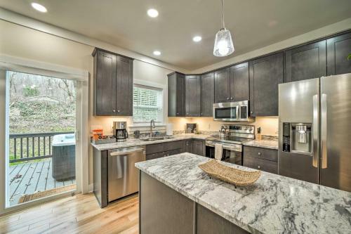 Walk To Downtown! Newly Built Home With Hot Tub
