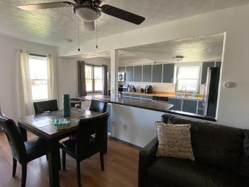 Cozy 5br Direct Lake Access Minutes From The Strip