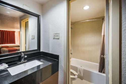 Motel New Six Inn And Suites