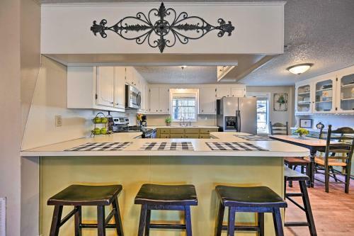 Cozy Whispering Oaks Cottage In Broken Bow