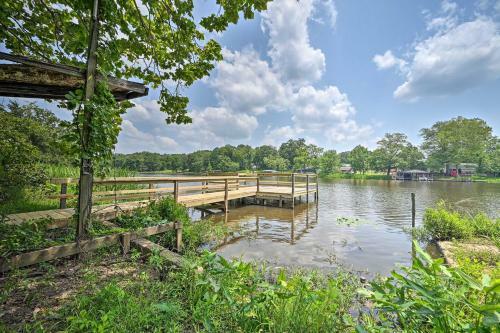 Quiet Fort Towson Cabin Deck And Fishing Dock!