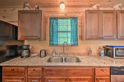 Quiet Fort Towson Cabin Deck And Fishing Dock!
