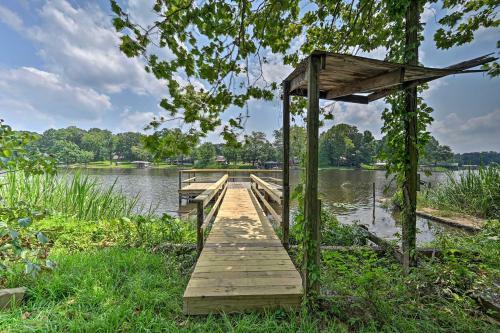 Quiet Fort Towson Cabin Deck And Fishing Dock!