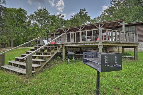 Quiet Fort Towson Cabin Deck And Fishing Dock!