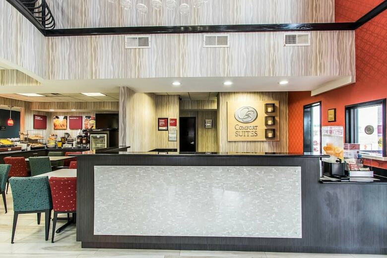 Hotel Comfort Suites Airport On Meridian