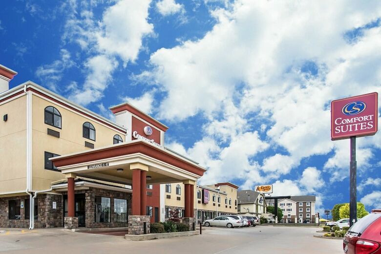Hotel Comfort Suites Airport On Meridian