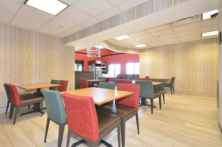Hotel Comfort Suites Airport On Meridian