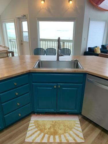 Surf Vista, Oceanfront And Just Steps Away From Pelican Pub!