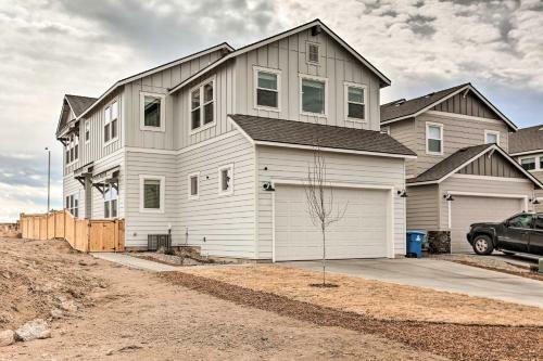 Redmond Family Home With Backyard And Fire Pit!