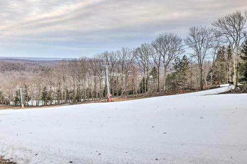 Rustic Tannersville Townhome Ski-in, Ski-out