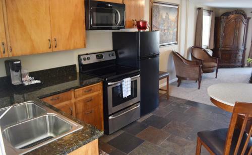 Hotel Silverton Inn & Suites