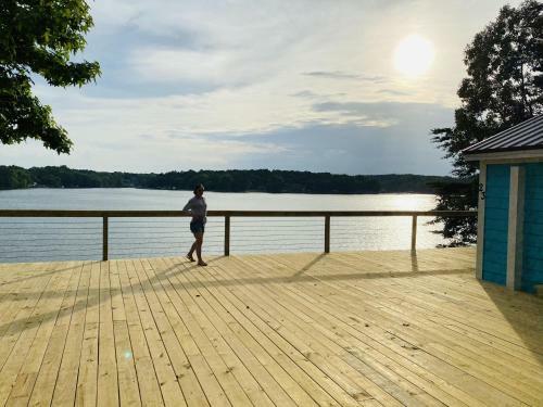 New Waterfront Cabin On The Large Sundeck #22 Cabin
