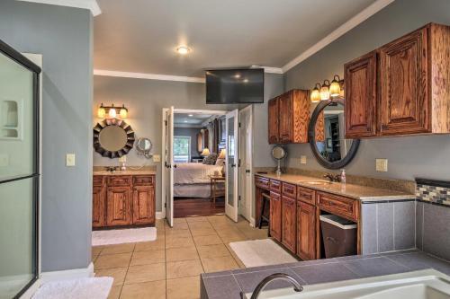Lakefront Oasis With Hot Tub And Outdoor Kitchen!