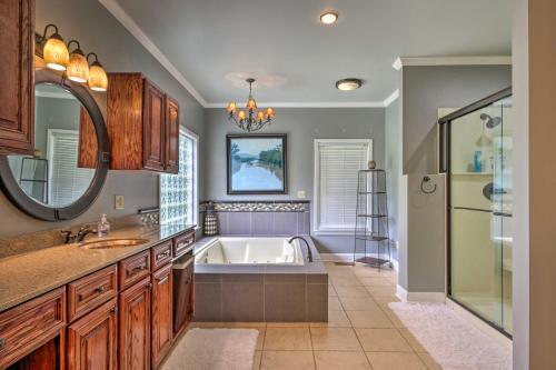 Lakefront Oasis With Hot Tub And Outdoor Kitchen!