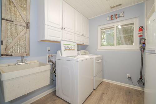 Mooring Buoy 187, 4 Bedrooms, Deck, Lagoon, Sleeps 10