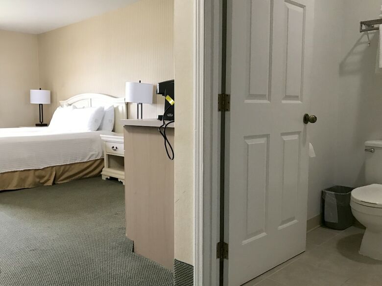 Hotel Rogue Regency Inn & Suites