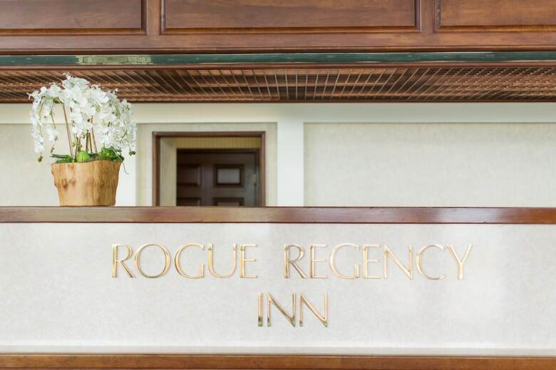 Hotel Rogue Regency Inn & Suites