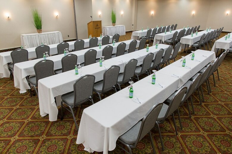Hotel Rogue Regency Inn & Suites