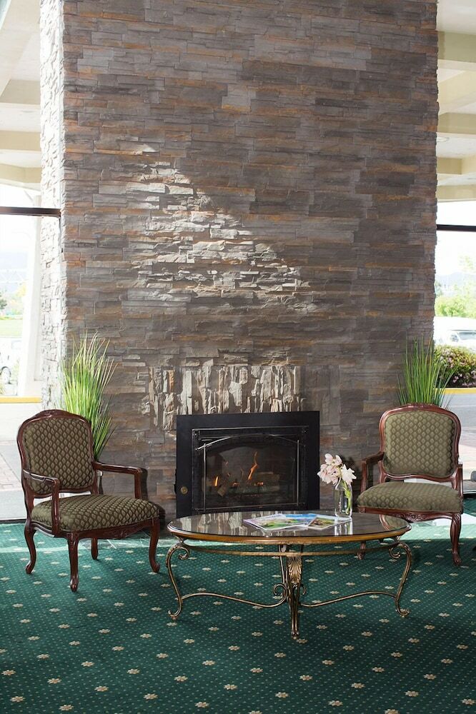 Hotel Rogue Regency Inn & Suites