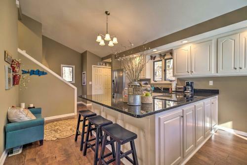 Cozy Lake-view Home Dog Friendly And Boat Slip!