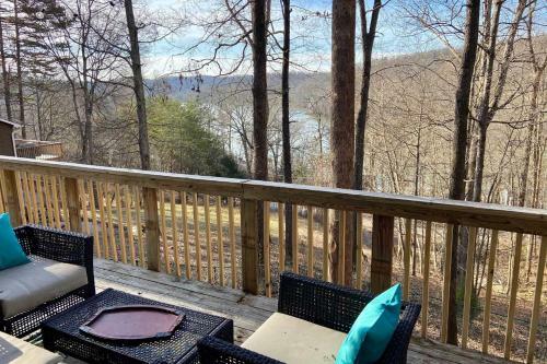 Cozy Lake-view Home Dog Friendly And Boat Slip!