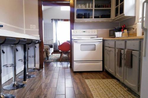 Cozy Mid-century Cottage King Bed 3bed 1bath
