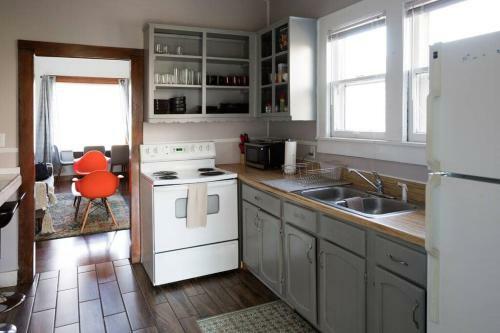 Cozy Mid-century Cottage King Bed 3bed 1bath