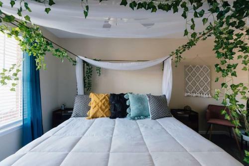 The Bohemian Escape Near Etsu- King Bed!
