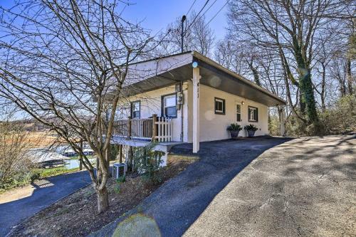 Sun-soaked Kingsport Home With Deck And Lake View