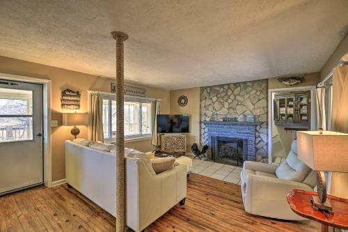 Sun-soaked Kingsport Home With Deck And Lake View