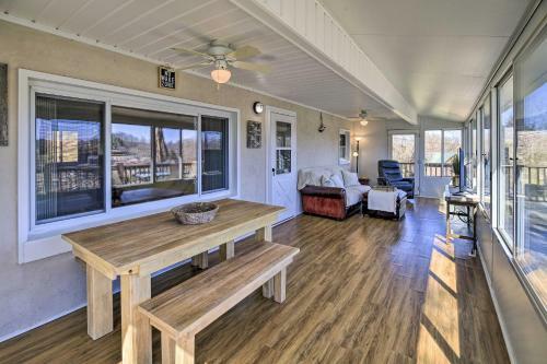 Sun-soaked Kingsport Home With Deck And Lake View