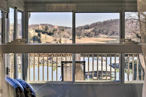 Sun-soaked Kingsport Home With Deck And Lake View