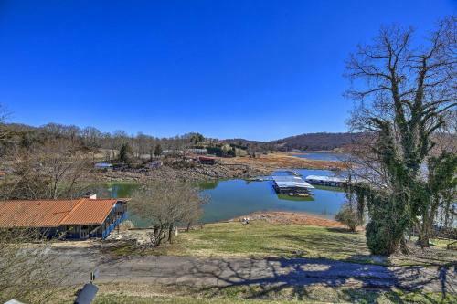 Sun-soaked Kingsport Home With Deck And Lake View