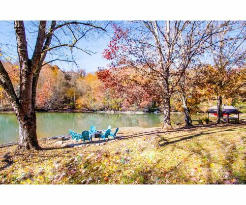 Classic Lake House Lakefront With Fire Pit And Dock