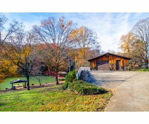 Classic Lake House Lakefront With Fire Pit And Dock