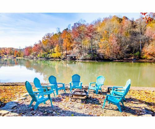 Classic Lake House Lakefront With Fire Pit And Dock