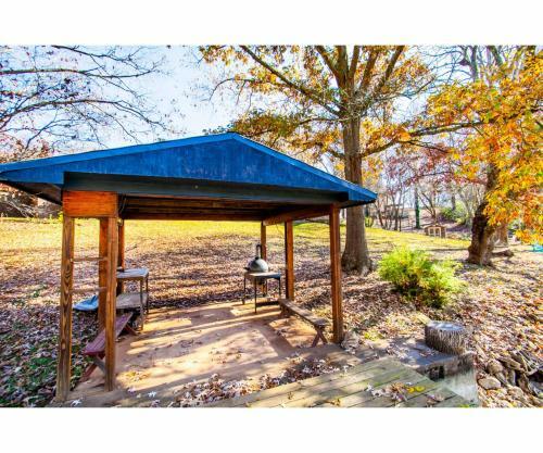 Classic Lake House Lakefront With Fire Pit And Dock