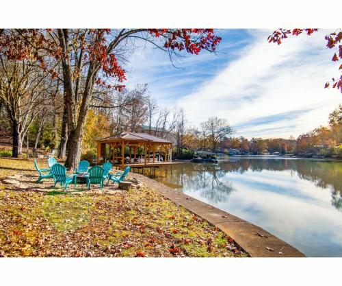 Classic Lake House Lakefront With Fire Pit And Dock