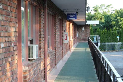 Tides Motor Inn
