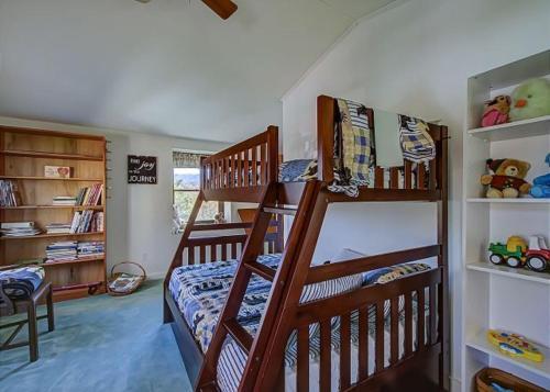 Far Horizons #416 By Aunt Bug's Cabin Rentals