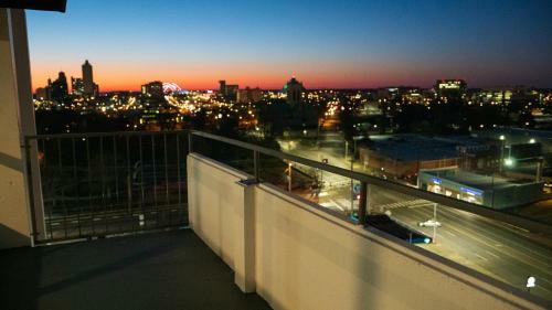 Cozy Downtown High-rise Luxury Apartments