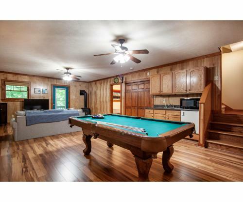 Lillypad Landing With Hot Tub, Pool Table, And Fireplace