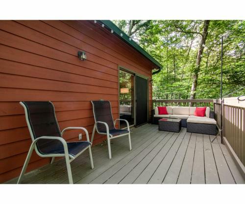 Lillypad Landing With Hot Tub, Pool Table, And Fireplace