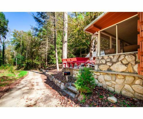 Beary Relaxing Cabin - Romantic With Outdoor Patio
